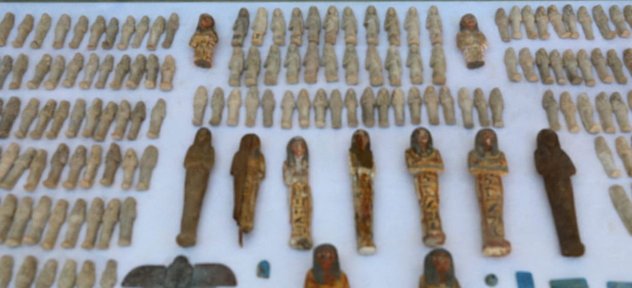 Mais de mil estátuas funerárias foram encontradas. (Foto: Twitter / Ministério de Antiguidades do Egito )