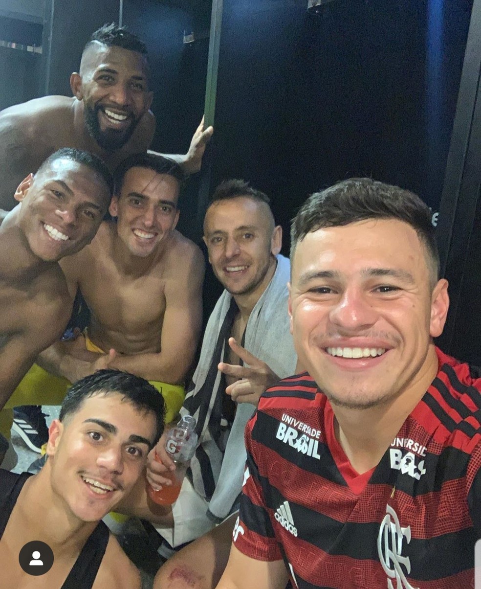 Reinier comemora no vestiÃ¡rio a classificaÃ§Ã£o do Flamengo â€” Foto: Alexandre Vidal/Flamengo