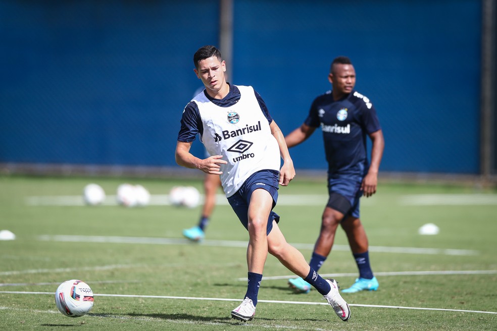 Natã em treino do Grêmio o CT Luiz Carvalho — Foto: Lucas Uebel/Divulgação/Grêmio