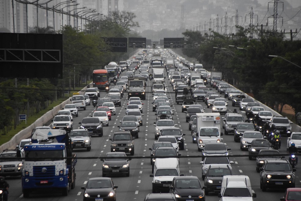 Trânsito na marginal Pinheiros, na zona oeste de São Paulo (SP), na altura da Ponte da Cidade Universitária, em outubro deste ano   — Foto: RONALDO SILVA/FUTURA PRESS/ESTADÃO CONTEÚDO