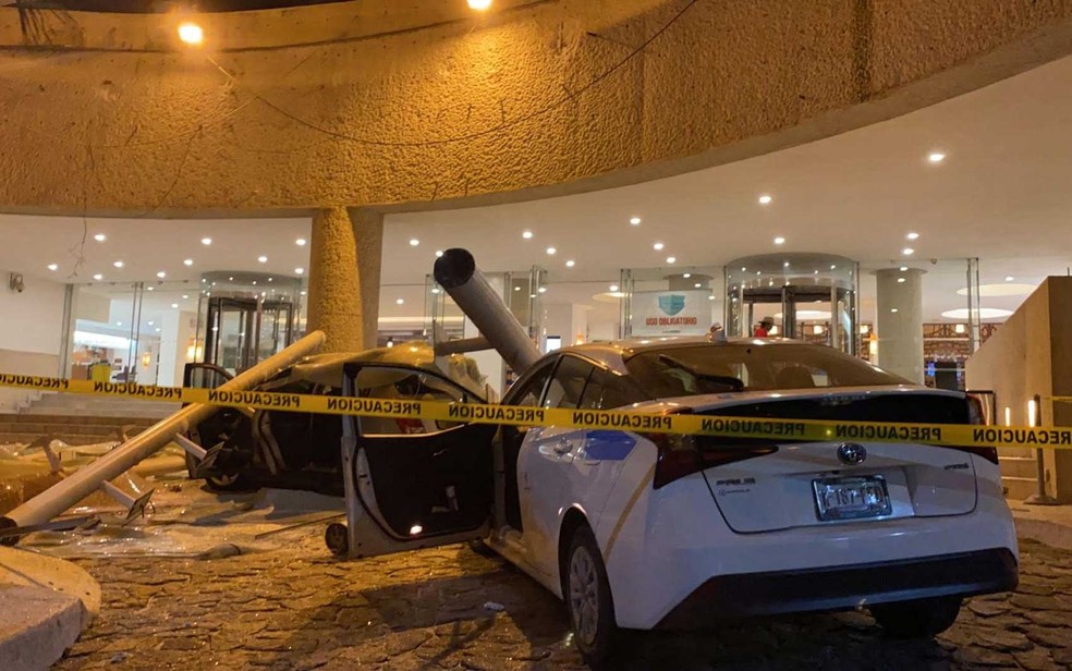 Carros danificados em frente a um hotel após um terremoto em Acapulco — Foto: Francisco Robles / AFP Photo