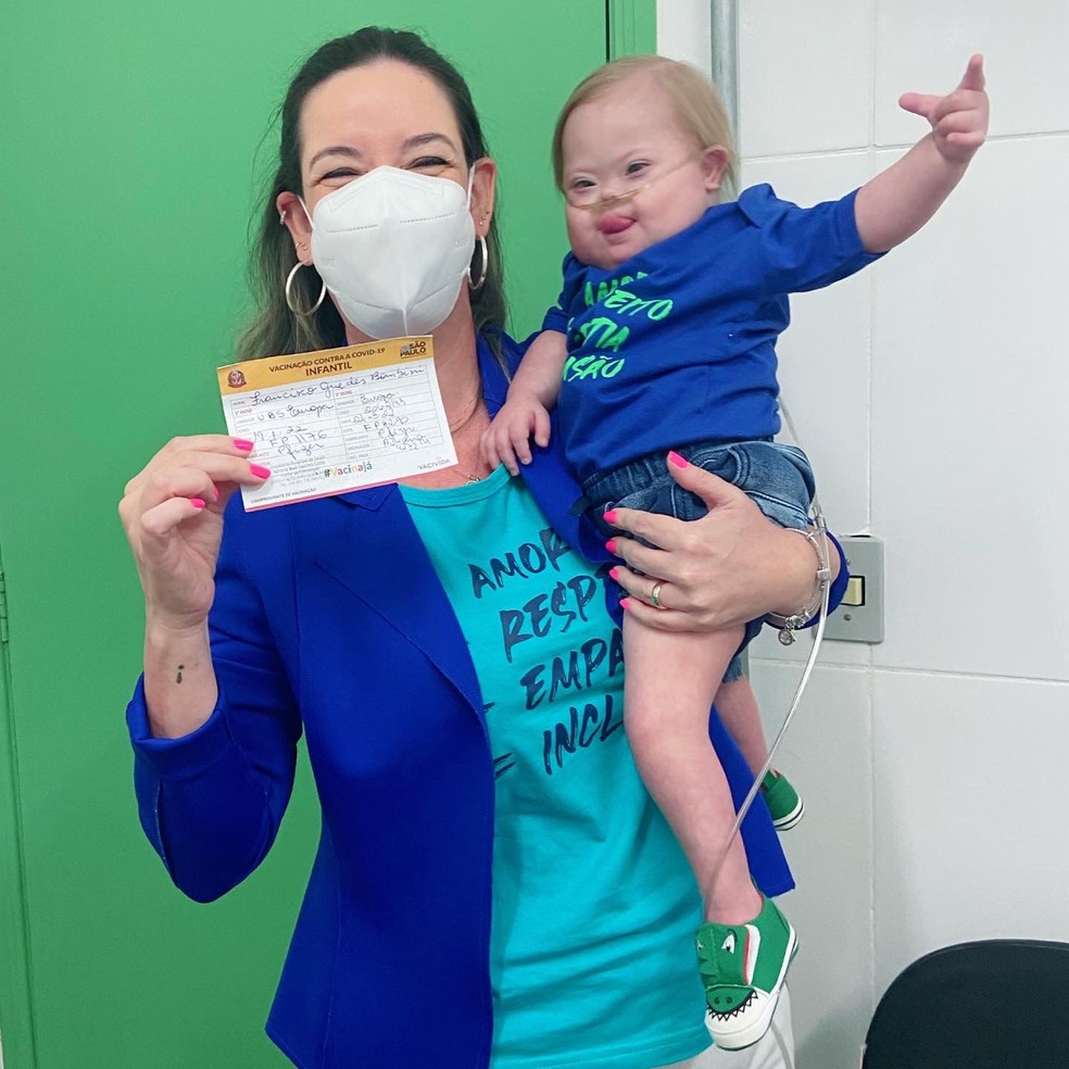 Super Chico recebe a segunda dose da vacina contra Covid no Dia Internacional da Síndrome de Down, condição genética que ele tem — Foto: Daniela Guedes Bombini/ Arquivo pessoal 