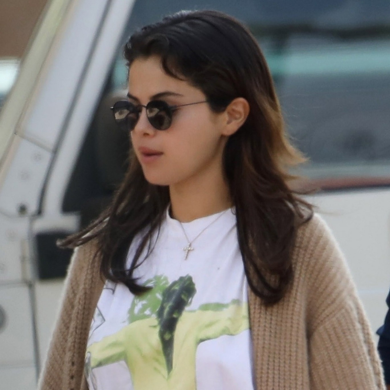 Studio City, CA  - *EXCLUSIVE* Selena Gomez looks somber as she steps out barefooted for breakfast with friends. Selena wears a "Keep The Faith" t-shirt and is seen giving a big hug to a friend as she heads out.Pictured: Selena GomezBACKGRID USA 25 JU (Foto: Vasquez-Max Lopes / BACKGRID)