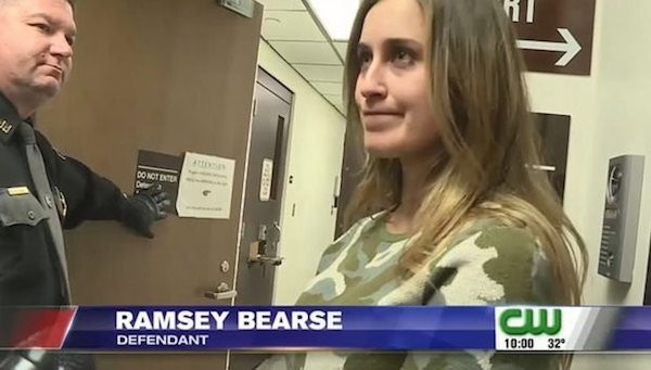 A ex-Miss Kentucky Ramsey Bearse em uma delegacia em imagem divulgada na TV dos EUA (Foto: Reprodução)