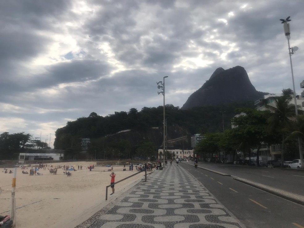 No Leblon, nuvens escuras na tarde desta terça — Foto: Lívia Torres/ TV Globo