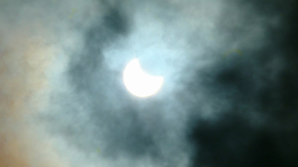 Visão do eclipse em São Paulo foi prejudicada por nuvens (Foto: Reprodução/GloboNews)
