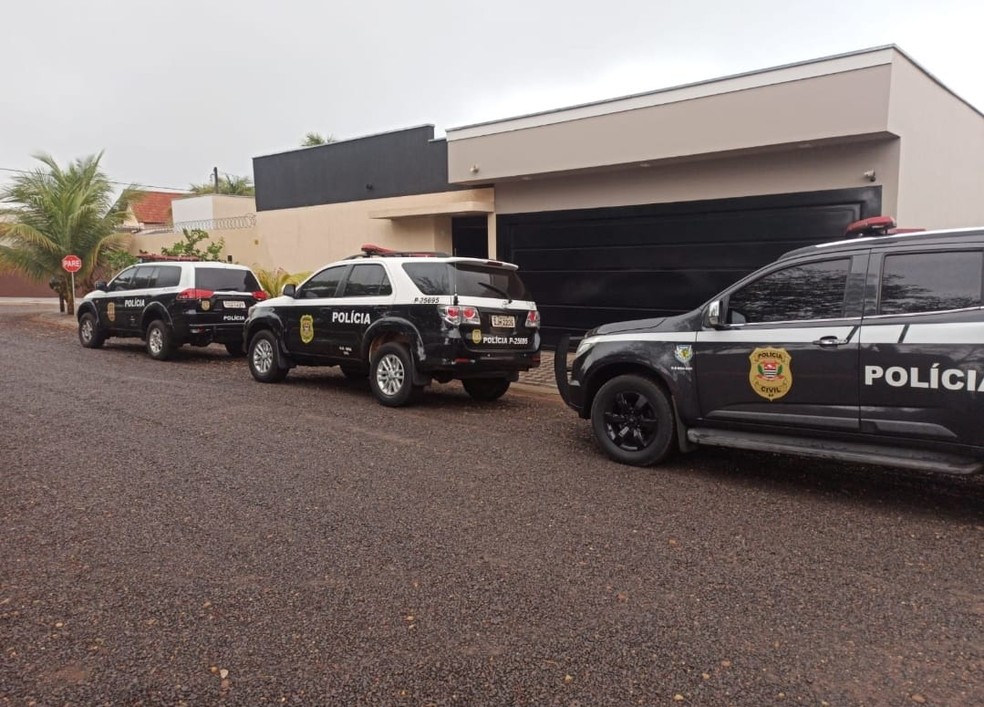 Mandados de busca e apreensão são cumpridos em Paulicéia (SP) — Foto: Polícia Civil