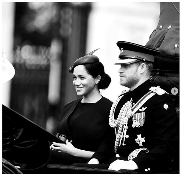 A atriz e duquesa Meghan Markle e o Príncipe Harry em uma foto compartilhada no Instagram deles e editada para removar a presença da duquesa Kate Middleton (Foto: Instagram)