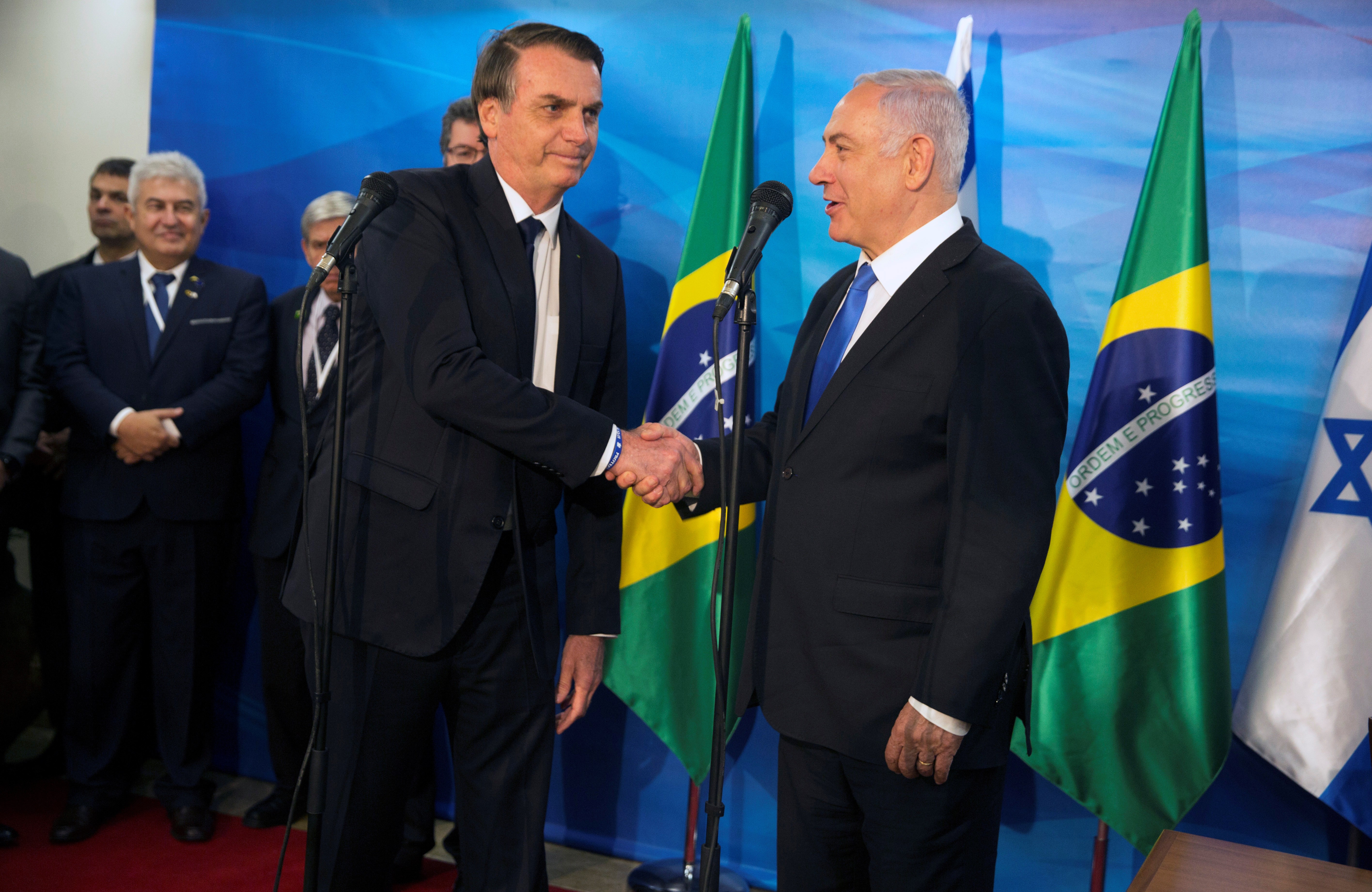 Presidente Jair Bolsonaro cumprimenta primeiro-ministro de Israel, Benjamin Netanyahu, em Jerusalém