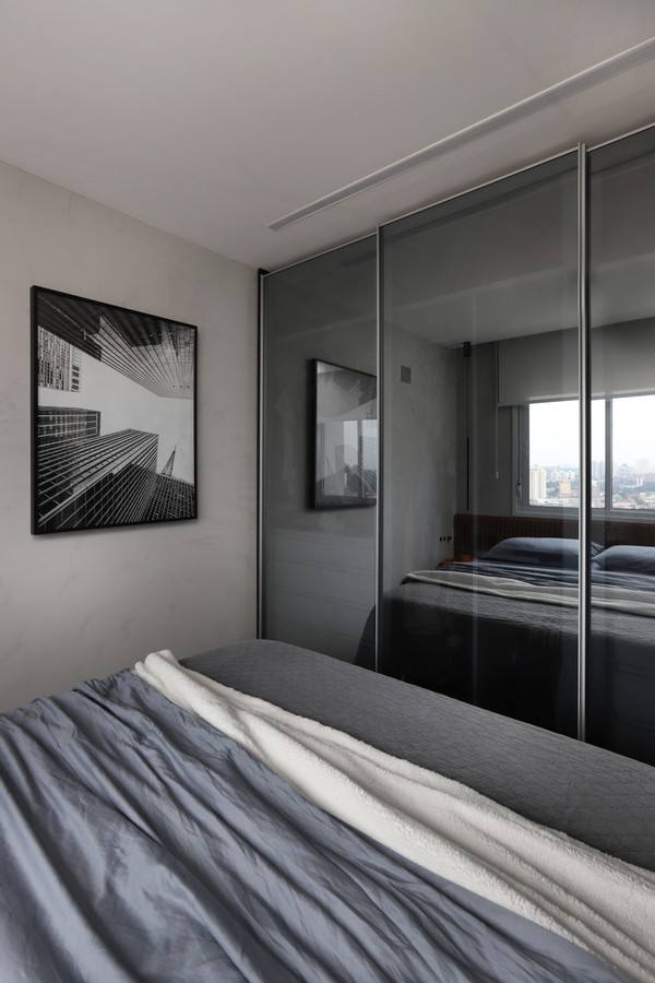 Apartamento de 50 m² com estilo industrial e boas soluções de marcenaria (Foto: Mariana Orsi )