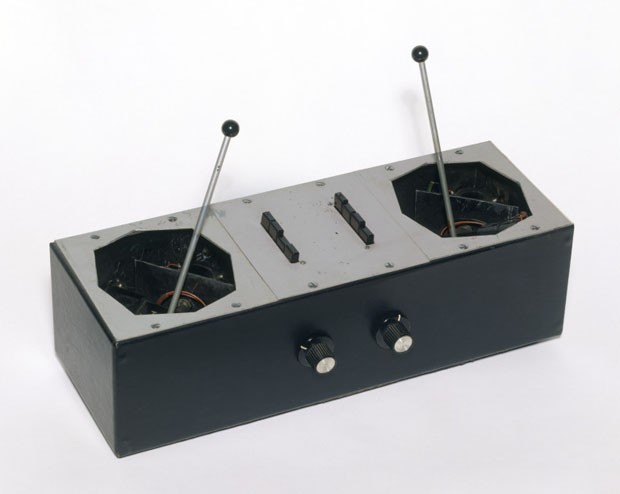 Azimuth coordinator - primeiro controle panorâmico para um sistema de som quadrifônico - usado no show de 1967, no Queen Elizabeth Hall, feito por Bernard Speight (Foto: © Victoria and Albert Museum, London)