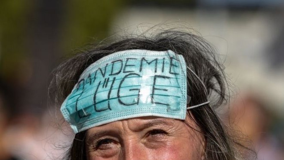 Manifestante em Berlim usa máscara que diz: 'Mentira da pandemia' — Foto: EPA/FELIPE TRUEBA