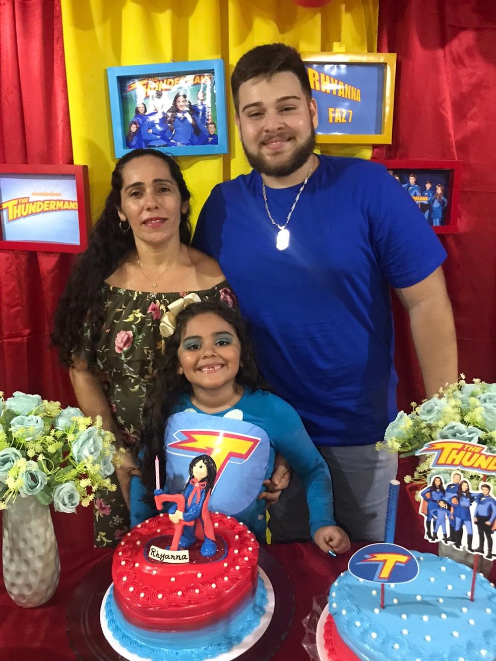 Cirlane e os dois filhos na festa de aniversário de sete anos — Foto: Arquivo pessoal