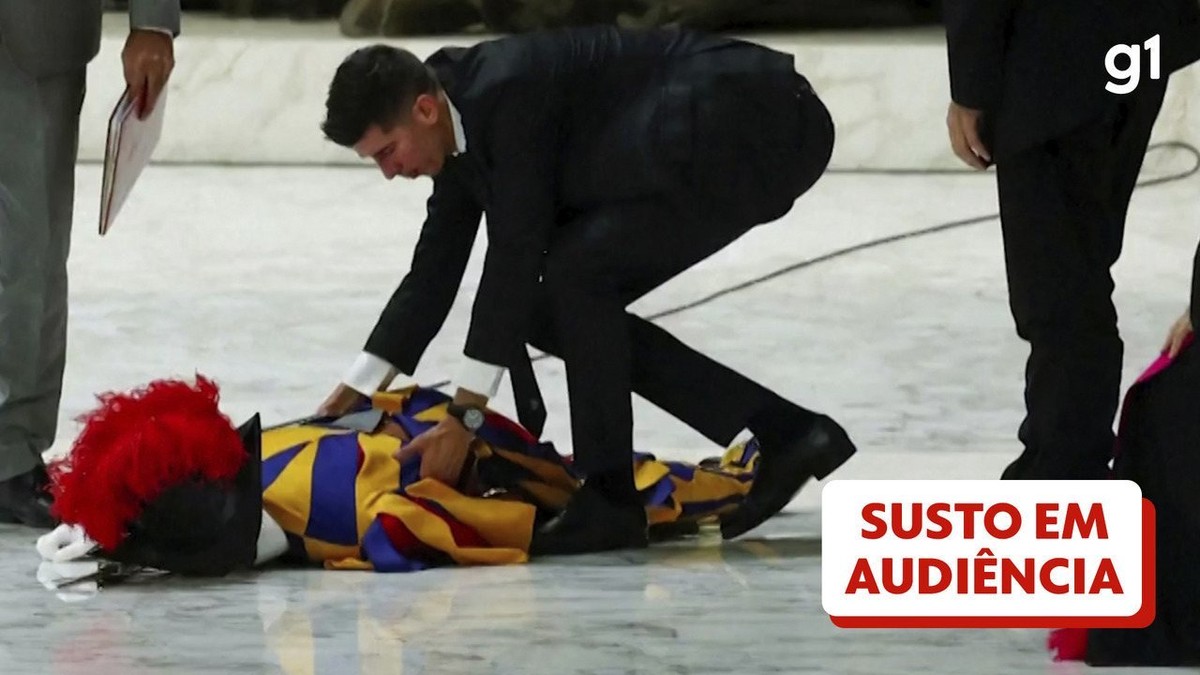 Guarda suíço desmaia na frente do Papa em audiência no Vaticano