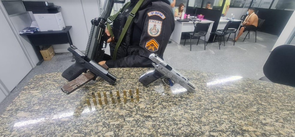 Duas pistolas calibre 9mm foram apreendidas com criminosos em ação do 8ºBPM, em Campos — Foto: Divulgação Polícia Militar