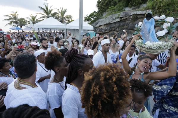 Festa de Iemanjá leva centenas de pessoas ao Arpoador