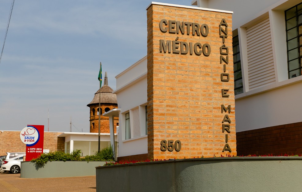 Imagem do prédio onde hoje funciona a Clínica Saúde & Vida e que no passado abrigou o Hospital Dr. Álvaro Coelho, com o mirante da cidade ao fundo. — Foto: Cristiano Fernandes