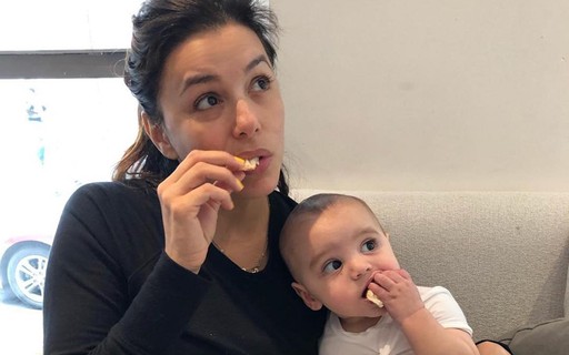 Eva Longoria posta clique fofo com o filhinho: "Relaxando e comendo pão"
