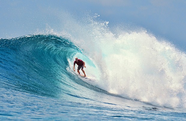 Surfer rides a large blue tropical wave; Shutterstock ID 167267114; PO: GQ; Job: 62 - MAIO; Client: ESSENCIAL TURISMO; Other: 01/07/2017 - emissão em maio (Foto: Shutterstock / Avatar_023)