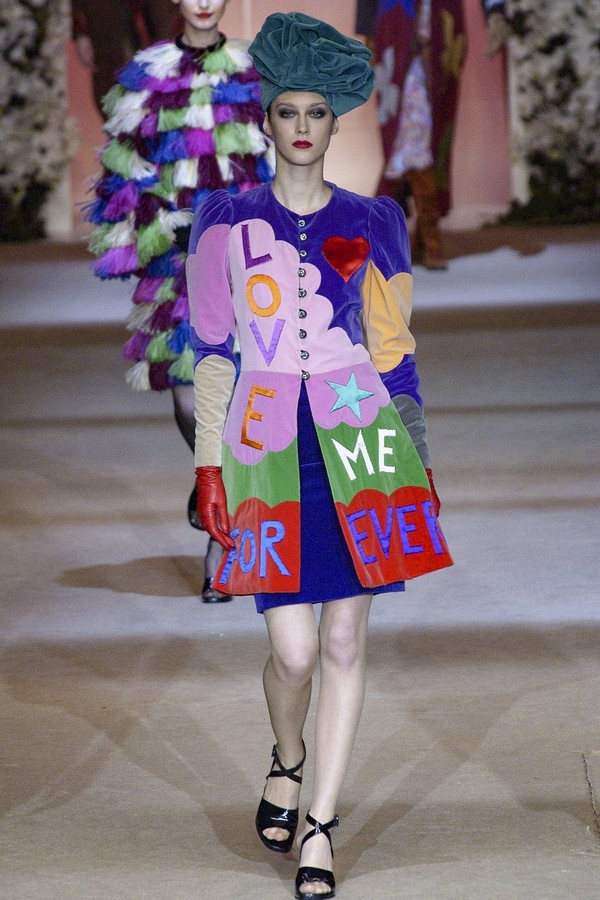 PARIS, FRANCE - JANUARY 22: A model wearing 'Love Me Forever' walks the runway at the last Yves Saint Laurent Haute Couture Spring/Summer 2002 retrospective show, for his last Haute Couture Collection Yves Saint Laurent has presented a retrospective of hi (Foto: Gamma-Rapho via Getty Images)