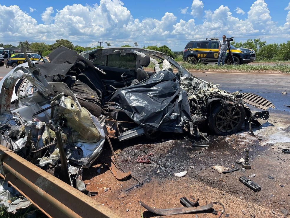 Duas pessoas morrem após carro bater em mureta, invadir pista contrária e colidir frontalmente com carreta na BR-277 — Foto: Roberto Wolfart/RPC Foz do Iguaçu 