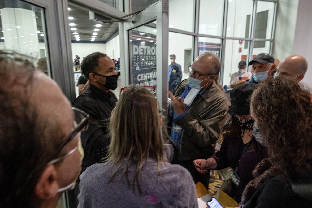 Apoiadores de Donald Trump tentaram invadir no início da noite desta quarta-feira (4) a sala onde as cédulas estão em contagem em Detroit, — Foto: Seth Herald/AFP