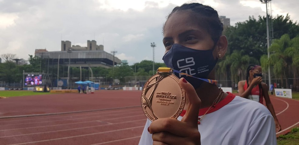 Mirelle Leite segura medalha de bronze conquistada no Troféu Brasil de atletismo 2020 — Foto: Marcel Merguizo