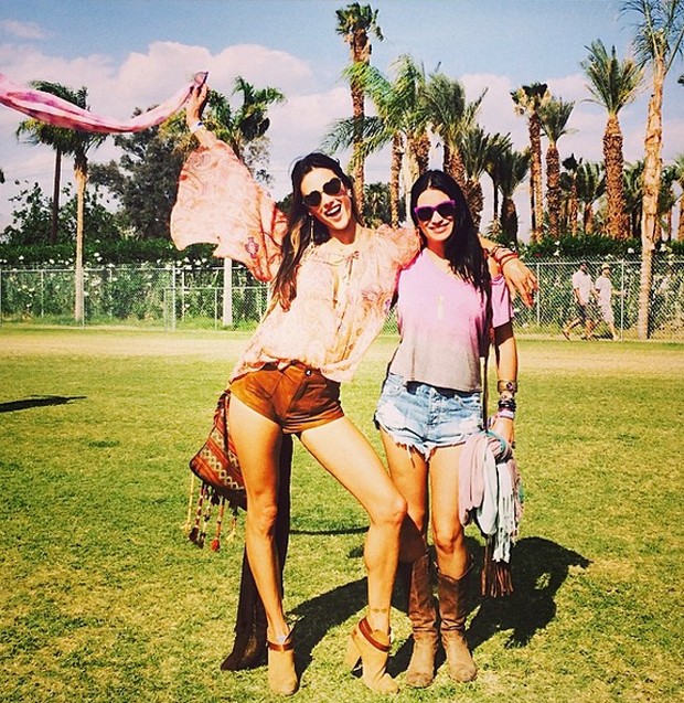 Alessandra Ambrosio e amiga no Coachella (Foto: Reprodução/Instagram)