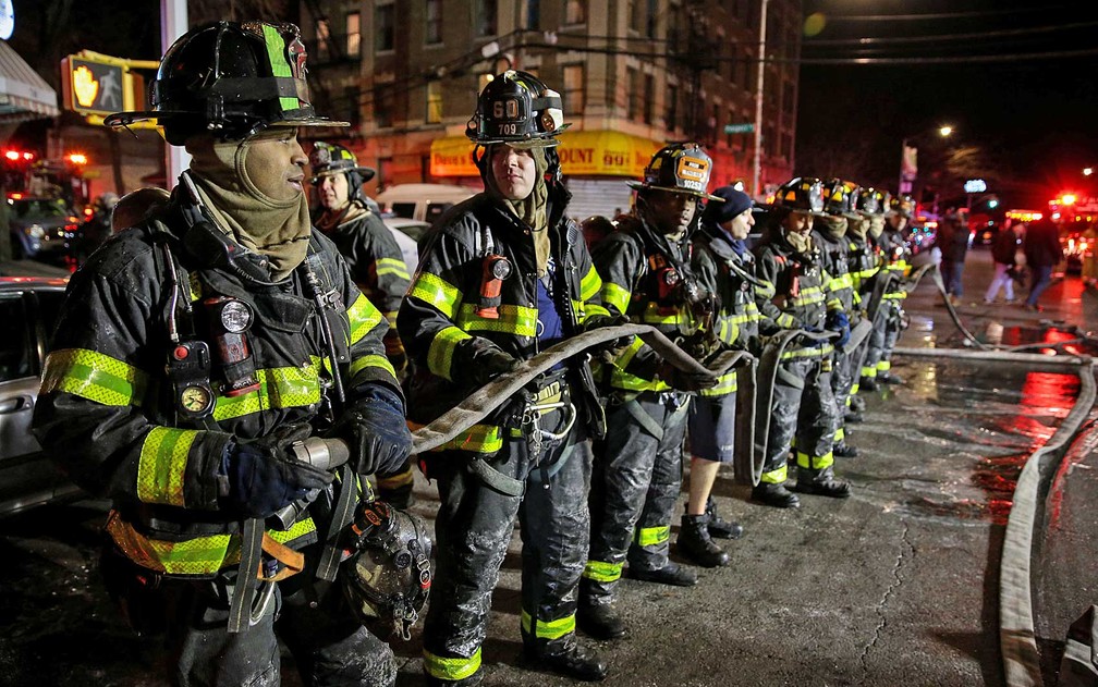 Bombeiros de Nova York trabalham em combate ao fogo em prédio no Bronx (Foto: Amr Alfiky / Reuters)