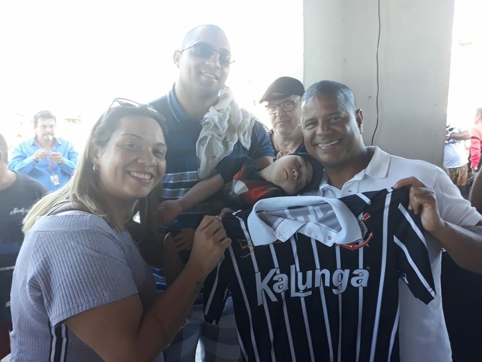 Marcelinho Carioca doa camisa para Enzo â Foto: DivulgaÃ§Ã£o / Arquivo pessoal 