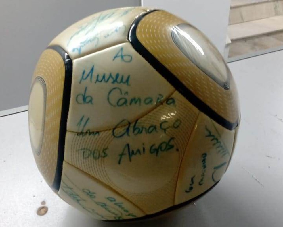 Bola autografada por Neymar furtada  encontrada em Sorocaba (SP) — Foto: Arquivo Pessoal