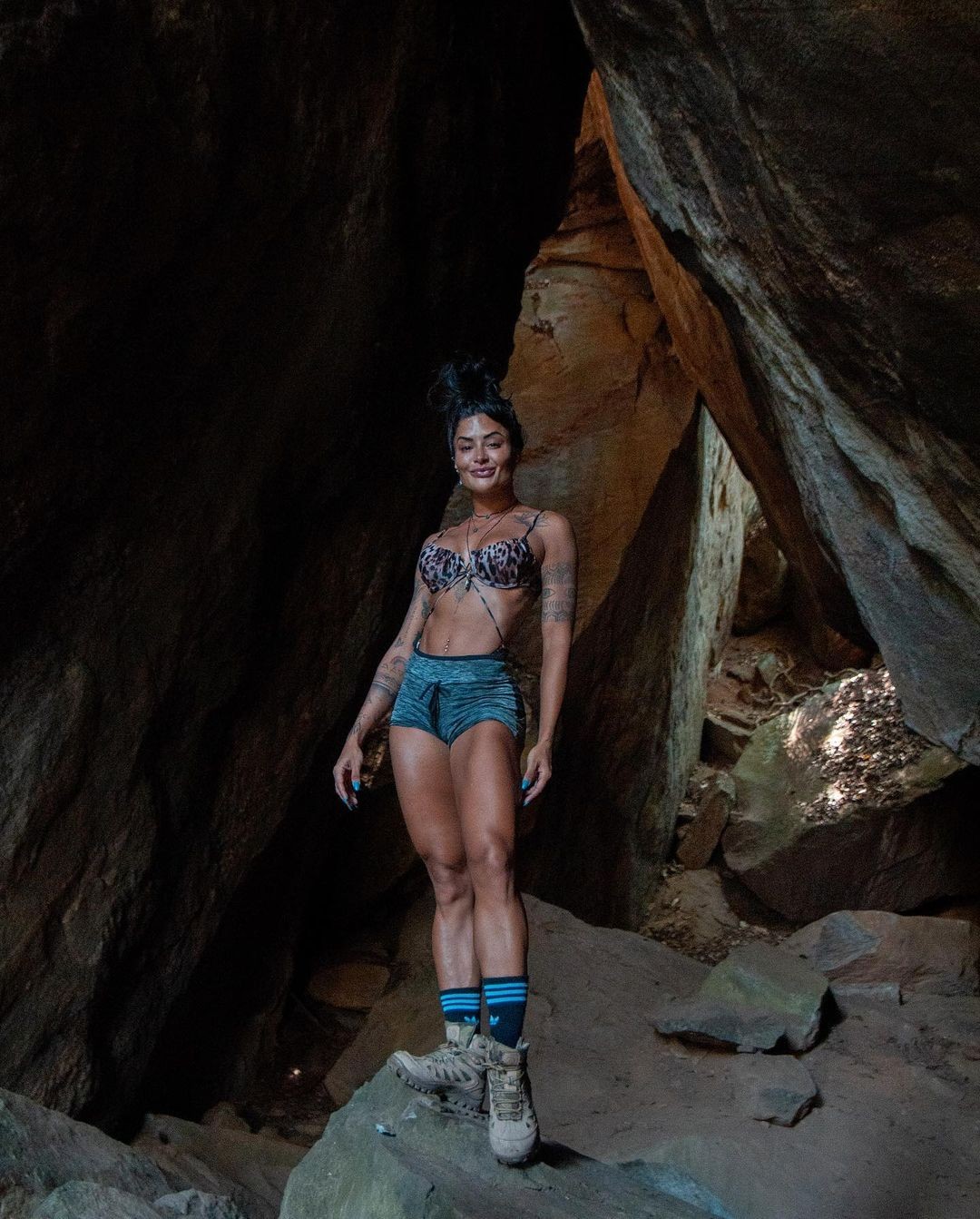 A influenciadora posa em meio a rochas durante sua caminhada (Foto: Reprodução Instagram)