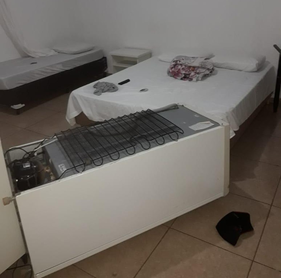 MÃ³veis do quarto foram danificados  â Foto: PM/DivulgaÃ§Ã£o