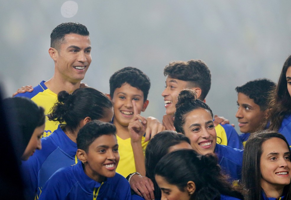 Cristiano Ronaldo, junto a jovens das categorias de base do Al Nassr, em sua apresentação no novo clube — Foto: Ahmed Yosri/Reuters