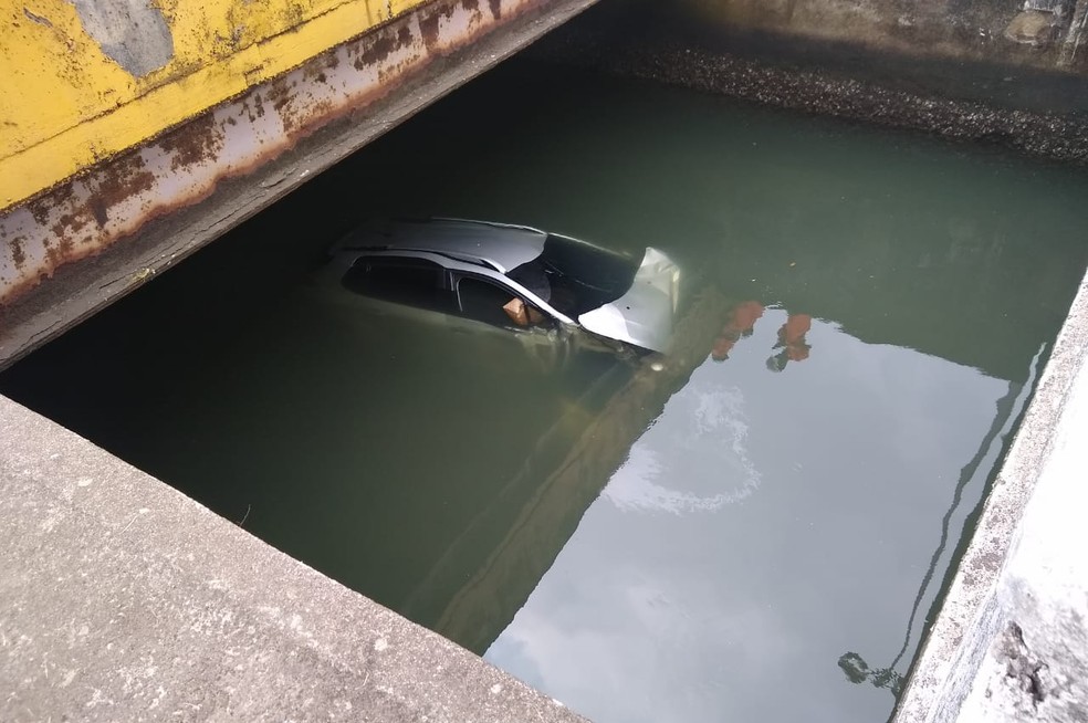 Carro ficou submerso após cair no Canal 4, em Santos, SP — Foto: G1 Santos
