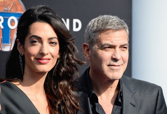 Amal Clooney ganha beijo de George Clooney (Foto: Getty Images)