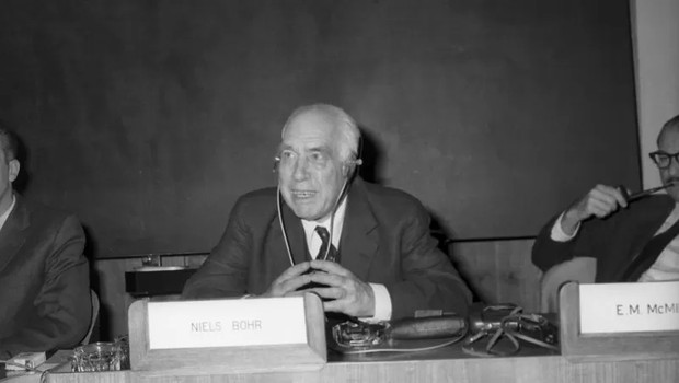 Niels Bohr em imagem de 1955 (Foto: GETTY IMAGES via BBC)