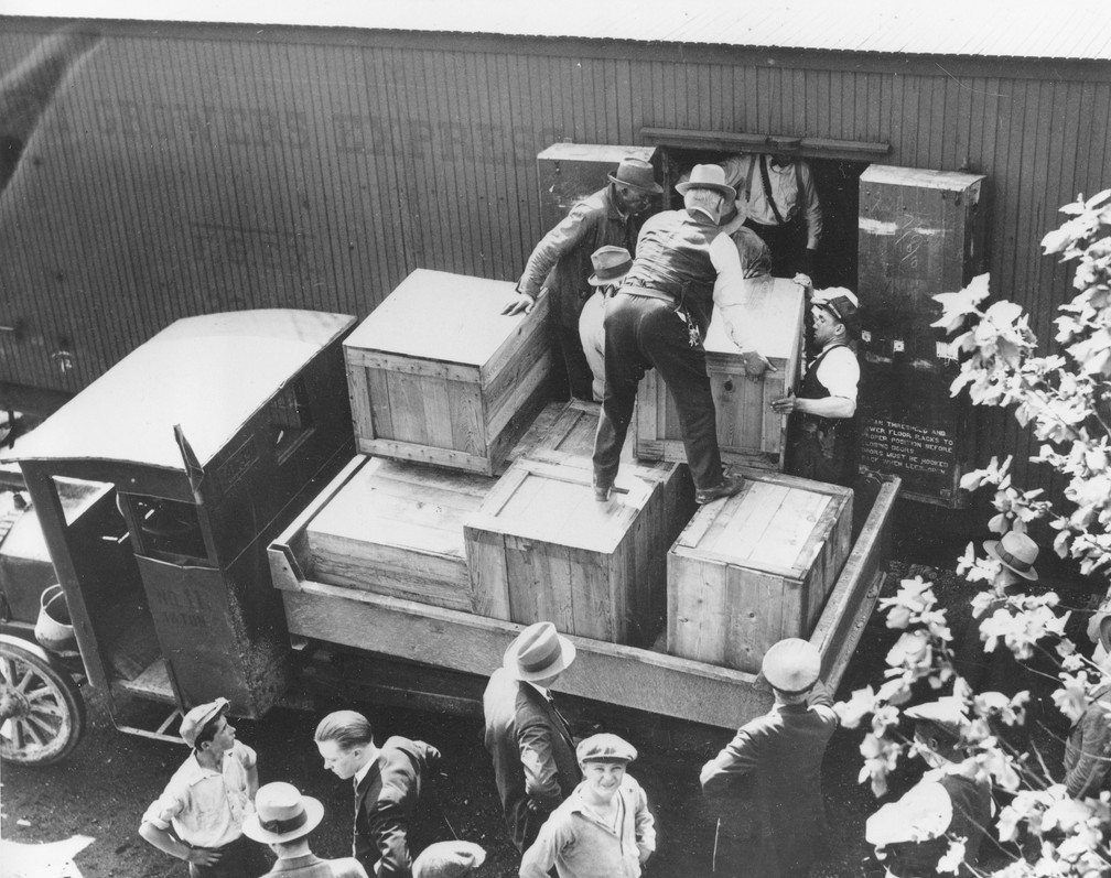Em foto de 15 de maio de 1929, autoridades descarregam caixas de uísque, identificadas como um carregamento de tomates verdes, de um carro refrigerado em Washington — Foto: AP Photo, File