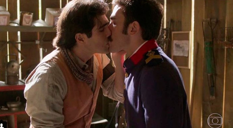 Juliano Laham e Pedro Henrique MÃ¼ller beijam em 'Orgulho e PaixÃ£o' â€” Foto: ReproduÃ§Ã£o/TV Globo
