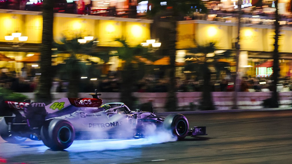 Lewis Hamilton faz exibição no lançamento do GP de Las Vegas para a temporada 2023 — Foto: Getty Images