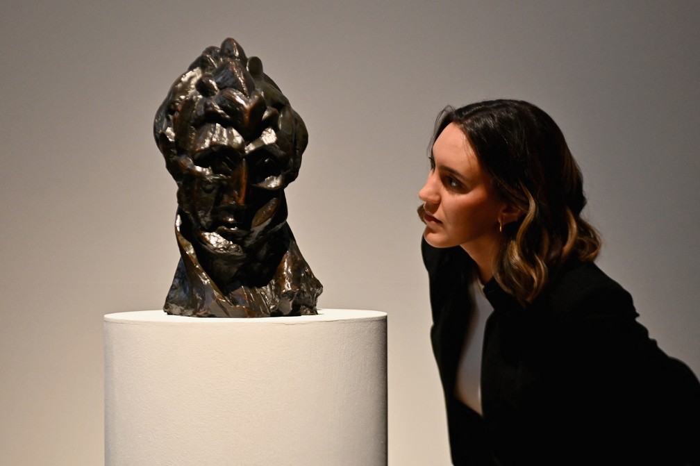Escultura Cabeça de mulher (Fernande), de Picasso, foi a escultura em bronze mais cara do artista já vendida em um leilão, por US$ 48,48 milhões de dólares — Foto: Angela Weiss / AFP