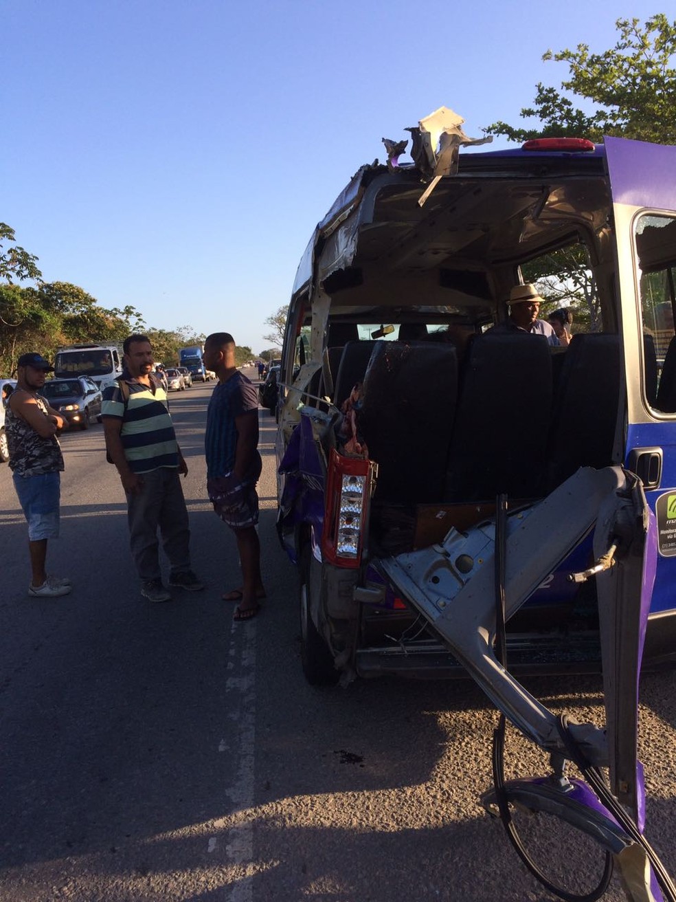 Acidente entre caminhão e van deixa feridos e um morto em Unamar (Foto: Ocirio da Silva/Arquivo Pessoal)