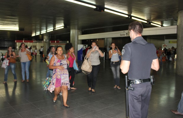 É comum que as passageiras peçam para tirar fotos com Guilherme Leão (Foto: Nathalia Tavolieri / Época)