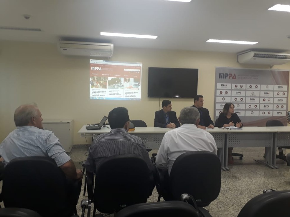 Reunião para assinatura do TAC que garantiu repasse de recursos das ações da 'Perfuga' ao HMS — Foto: Daína Aben-Athar/TV Tapajós 