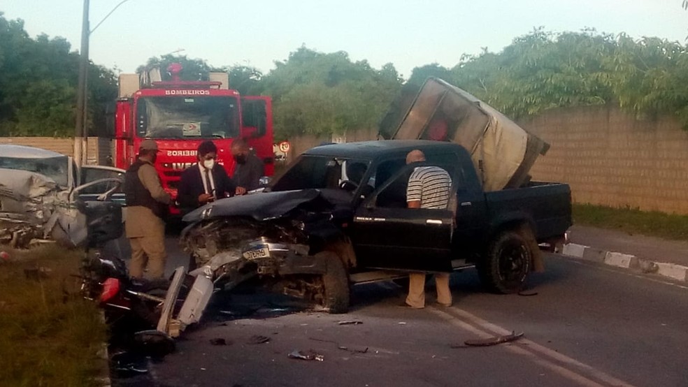 Homem morre e outras duas pessoas ficam feridas após batida entre táxi, caminhonete e moto em Lauro de Freitas — Foto: CIMU