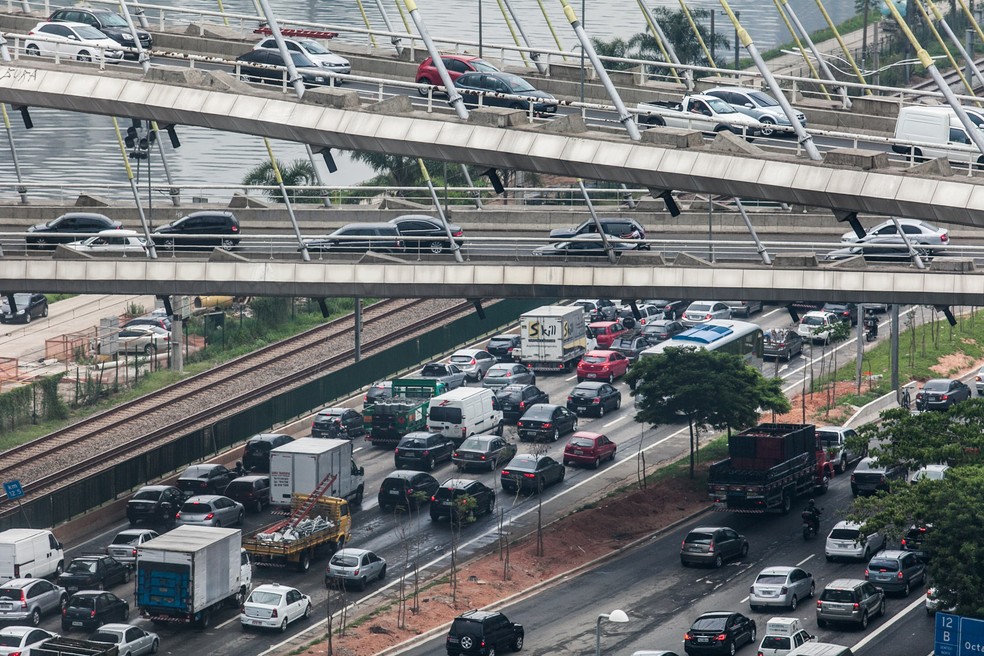 Tr&acirc;nsito congestionado na marginal do rio Pinheiros, pr&oacute;ximo &agrave; Ponte Estaiada, na Zona Sul de S&atilde;o Paulo, em imagem de arquivo &mdash; Foto: Marcelo Brandt/G1