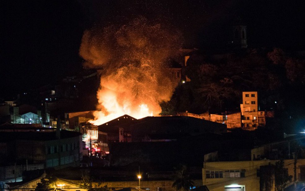 Incêndio pode ser visto de longe (Foto: Wendell Wagner)