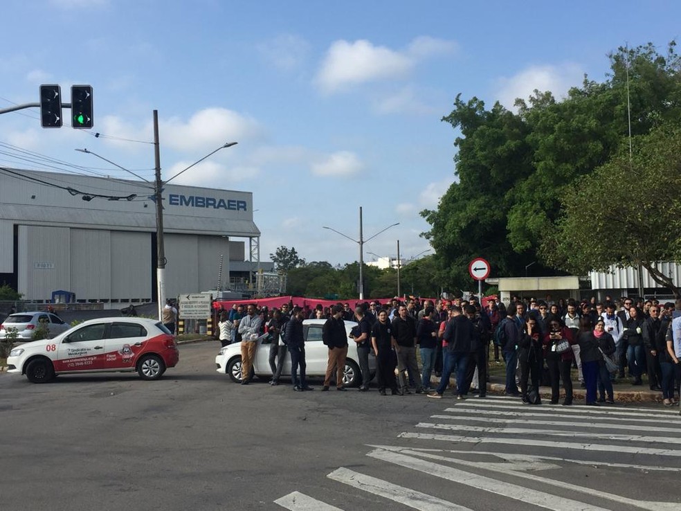 Trabalhadores participaram em assembleia na Embraer â Foto: Vanessa Vantine/TV Vanguarda