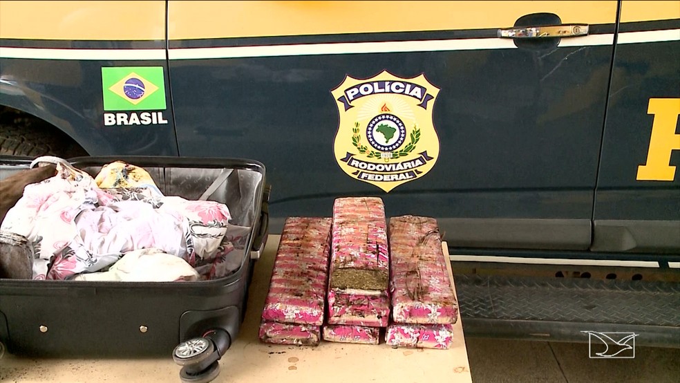 Maconha apreendida estava em uma mala com fundo falso. (Foto: Reprodução/TV MIrante)