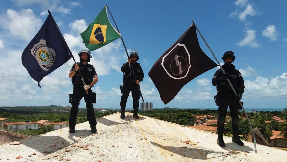 Agentes penitenciários ergueram bandeiras do Brasil e do sistema prisional em Alcaçuz para simbilizar a retomada da unidade (Foto: Força Tarefa Penitenciária/Divulgação)